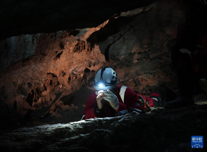 　　2025年12月，航天员在进行洞穴测绘训练。新华社发