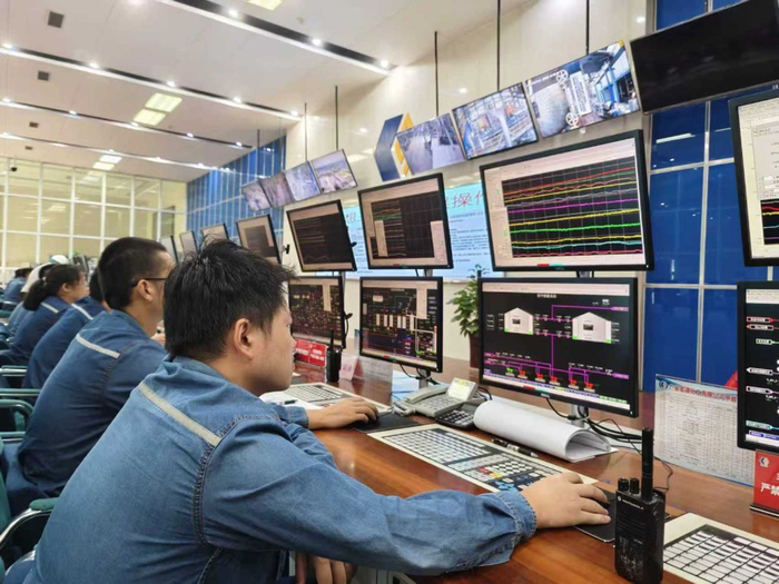 广安玖源绿色化工有限公司中控室内，工作人员正在核查数据。（广安经开区管委会供图）