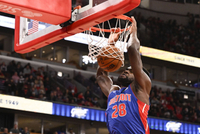 康宁汉姆：斯图尔特换防米切尔做得很棒 他一直是我们的防守核心