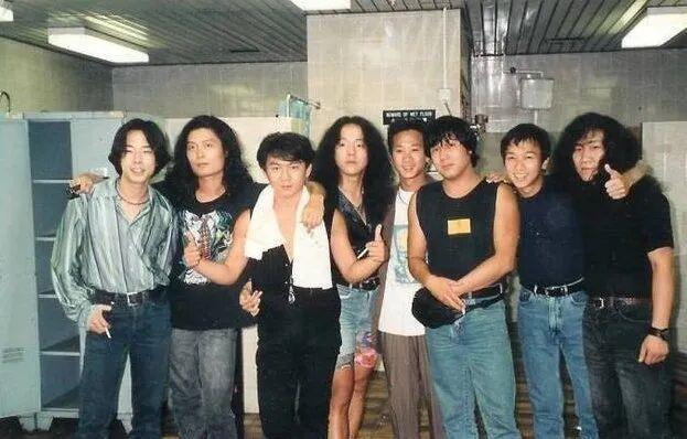 从左至右是：黄贯中、李彤、栾树、窦唯、黄家驹、郭传林、黄家强、王文杰