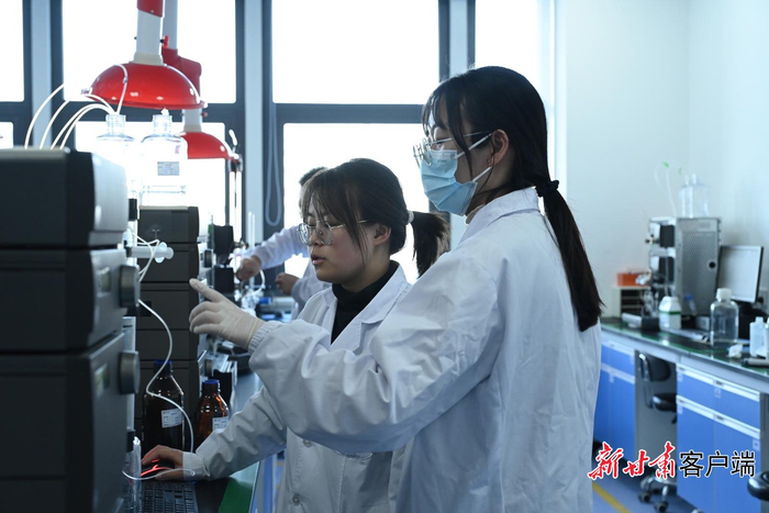 在百林科（兰州）新材料有限公司，技术人员正在进行实验。新甘肃·甘肃日报记者 魏晓倩摄