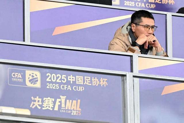2025年12月6日，中国男足国家队主教练邵佳一在2025中国足球协会杯决赛中观赛。新华社记者 李嘉南 摄 