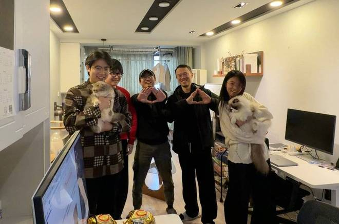 Mizzen团队在普陀的公寓内拍的照片 右二为孙克强 图片由受访者本人提供