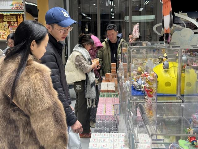 假日潮玩店里客流不小，没有“五折甩卖”等促销（本文照片除截屏外，均作者拍摄）