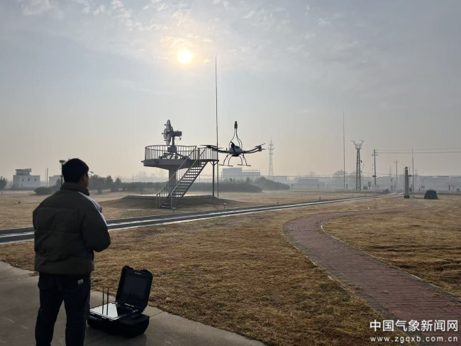 2025年11月，中国气象局交通气象重点开放实验室研究团队开展高速公路浓雾发生发展机理的野外科学试验。江苏省气象局供图