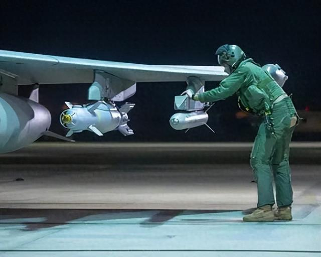 1月3日起飞前的英军“台风”战斗机 图源：英国国防部