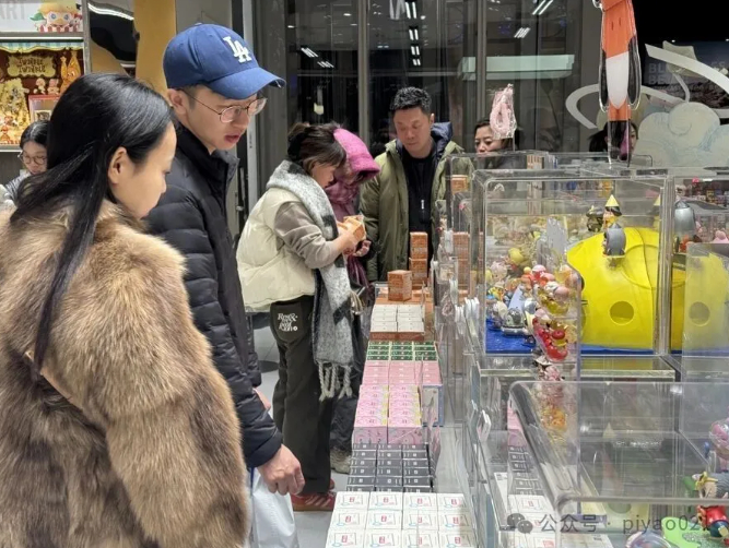 假日潮玩店里客流不小，没有“五折甩卖”等促销（本文照片除截屏外，均作者拍摄）