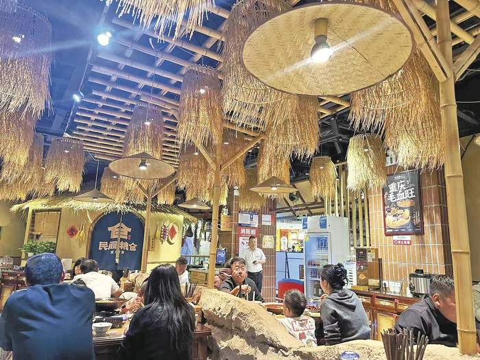 餐饮业火爆。本报记者 董洁 摄