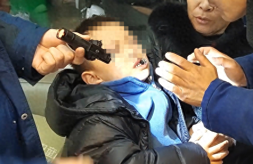 男孩被卡。图源：洛阳消防 
