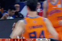 这可太快了！王哲林顺下扣篮被桑普森犯规 后者开场仅1分钟两犯