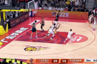 精准定位！胡明轩收下篮板直接四分卫长传 萨姆纳快下轻松上篮