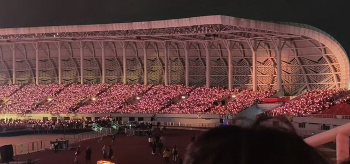 李荣浩演唱会场馆内的灯棒海洋