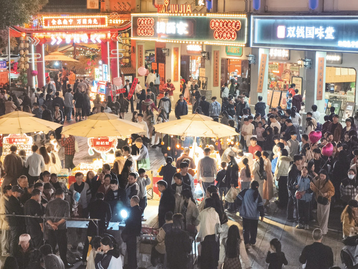     元旦假期，“三街两巷”人气火爆。    本报记者宋延康 摄