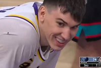 哥这是NBA呀？拉拉维亚明目张胆二运&amp;自己都笑了 裁判没有表示