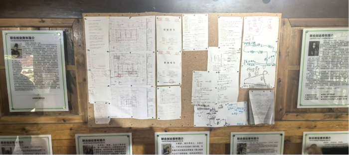 脚尧村乡村振兴返乡青年创业工作室展示的工作文件（暨东 摄）