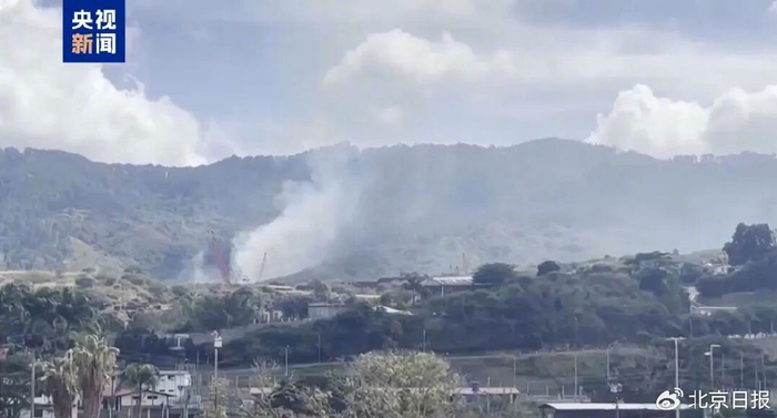 3日，委内瑞拉加拉加斯南郊一军事基地遭袭后冒出浓烟