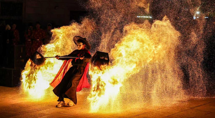 　　跨年夜，火壶表演者在威海市栖霞街历史文化街区进行表演。新华社发（孙大伟摄）