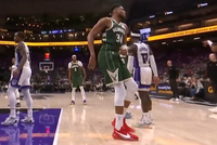 给新秀上课！字母哥丝滑转身抹过42号秀雷诺上篮打成2+1