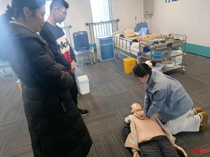 ▲成都康养人才共享实训中心，学员正在培训