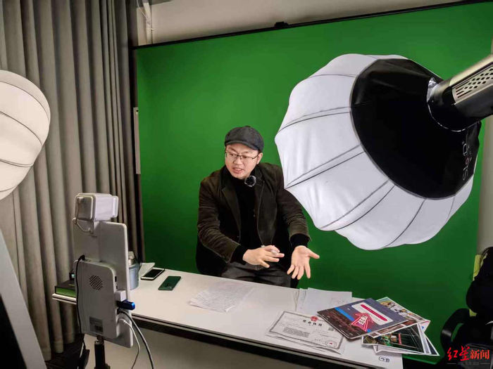 ▲“大春哥”吴炉春正在直播带岗