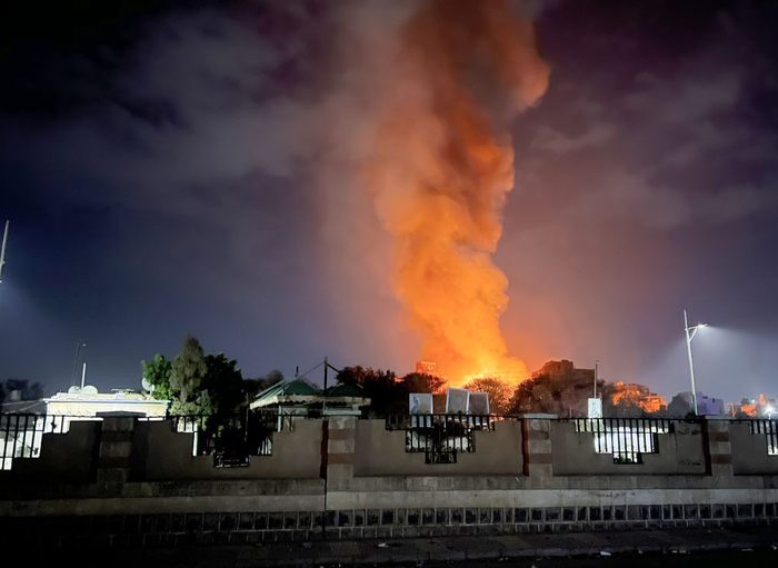 2025年3月19日，也门首都萨那一处地点遭到美军空袭后升起浓烟和火焰（手机照片）。新华社发