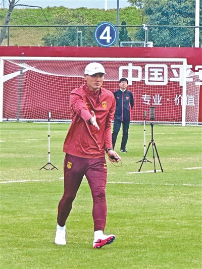 邵佳一在训练中作示范