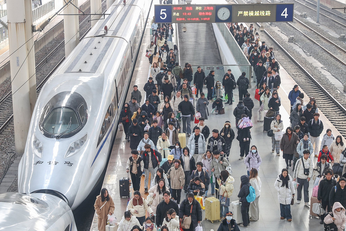 2026年1月3日，旅客在江西南昌站出行