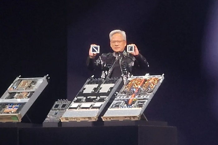 　黄仁勋在演讲中展示芯片 图片来源：每经记者 杨卉 摄