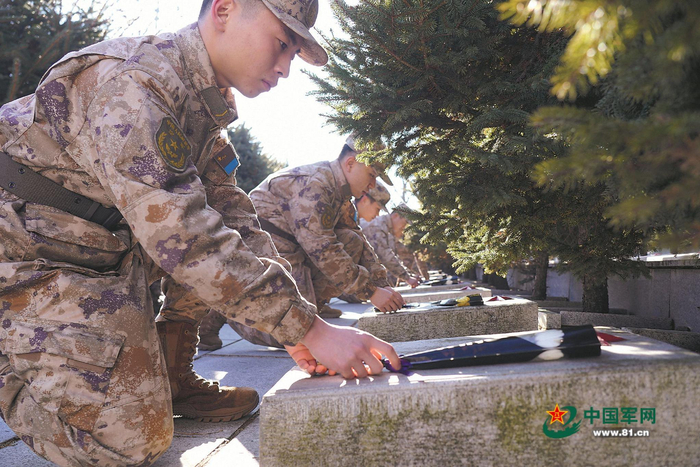 　　瓦房烈士陵园内，空军某部官兵向英烈献花。李玺成摄
