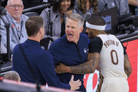 漏吹暴怒吃2T！狗爷调侃科尔被驱逐：都别拦我！把我钱包拿出来！