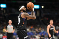 连珠炮！罗伊斯·奥尼尔和布克相继飙中三分 太阳仍旧占据主动