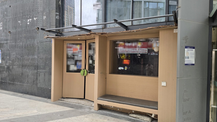已经关门的“小座茶”直营店。（受访者提供）