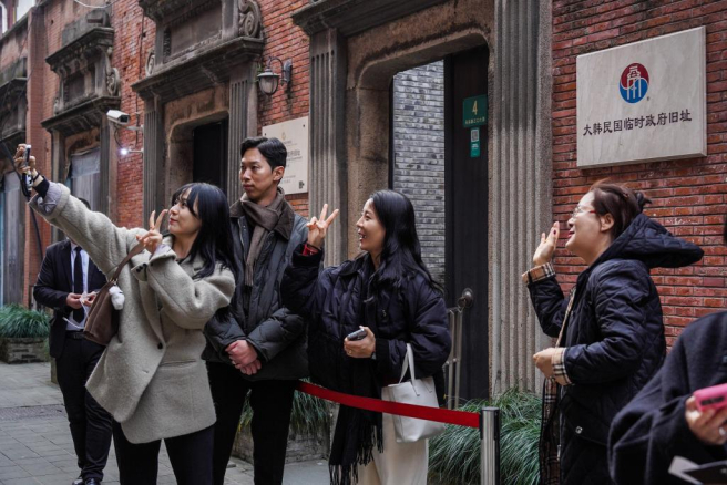 2024年12月25日，韩国游客在上海大韩民国临时政府旧址打卡拍照。（新华社发）
