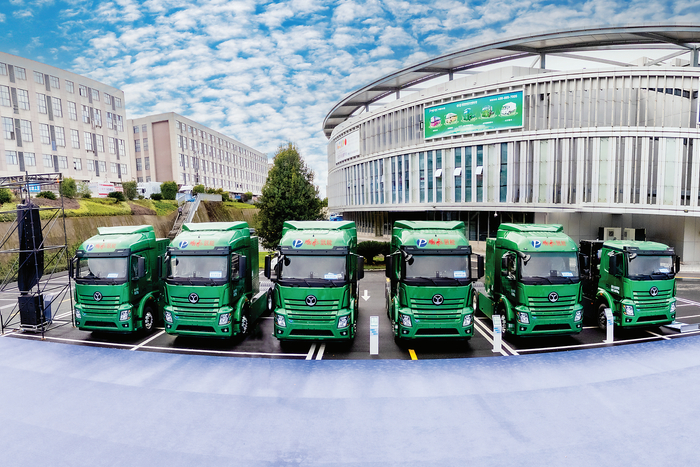 （图为整装待发的氢能重卡 付永文摄）