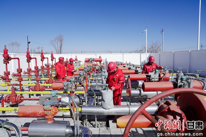   集气站员工正在进行安全巡检，确保设备以最佳状态保供气。程倩 摄 
