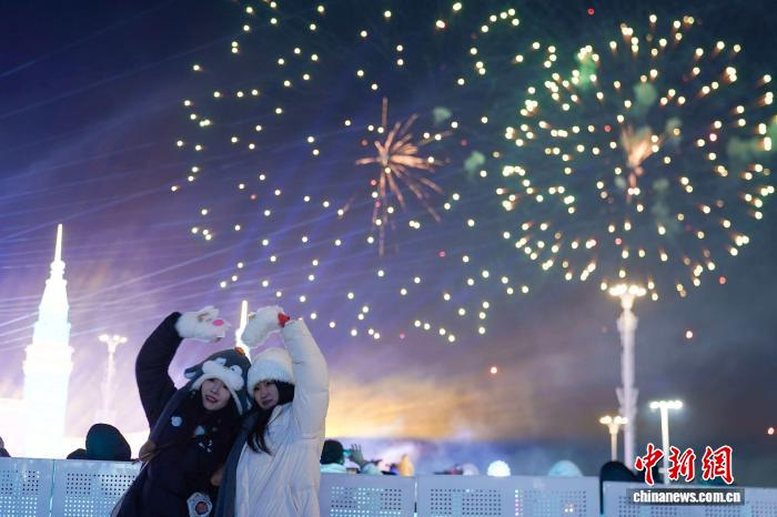 第42届中国·哈尔滨国际冰雪节于1月5日晚在冰雪大世界开幕，游客欣赏焰火表演。　赵宇航 摄