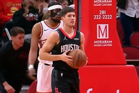 空篮秀一个！谢泼德反击接球双手扣篮得分