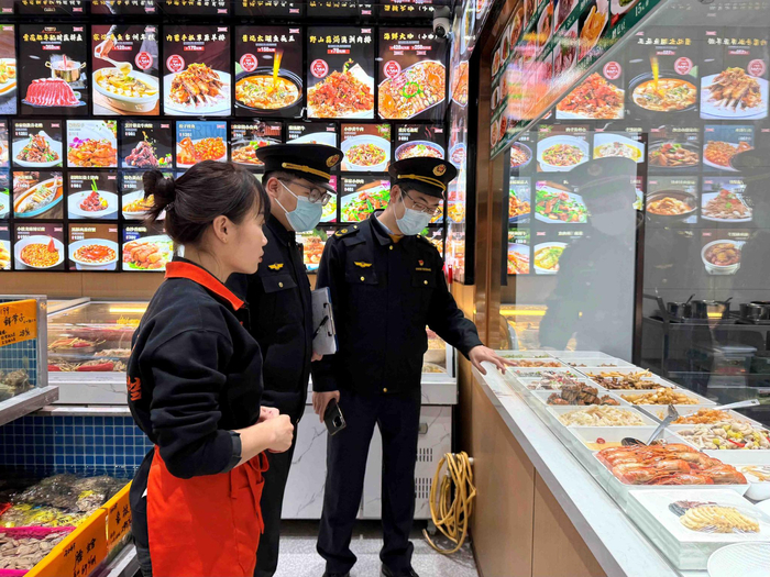 海鲜大排档加工生制醉腌水产。受访对象供图