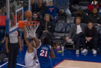 这也行？恩比德明显干扰球裁判没吹 好像还动手拉纳吉球衣了