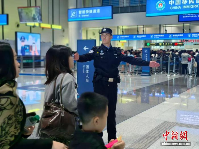 民警引导旅客通关。莲塘边检站供图