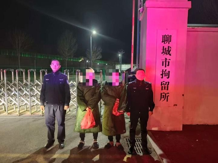   山东聊城警方于2025年11月26日晚抓获正在发放虚假材料的朱某某、王某。（受访者供图）