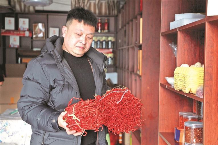 高虎在筛选上架直播的农特产品。 汪瑞梁 摄