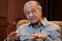 外媒：马来西亚百岁前总理马哈蒂尔在住所摔倒后被送医