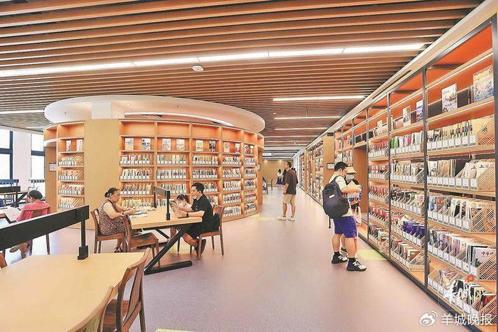 市民在广东省立中山图书馆主题馆看书学习（广东省立中山图书馆供图）​