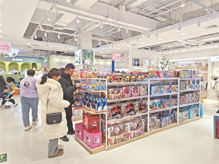 消费者选购商品。
