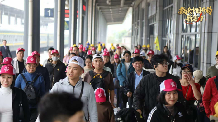 东南亚旅客从云南河口口岸入境后乘坐动车前往昆明、香格里拉等地赏雪观景（央广网发 国铁昆明局供图）