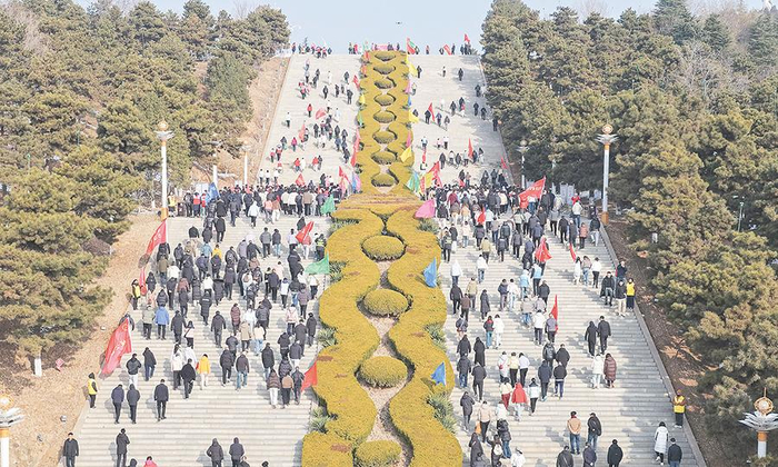 1月5日，2026年晋城市新年登高全民健身主题活动在白马寺山广场举行。本报记者 张理锋 摄