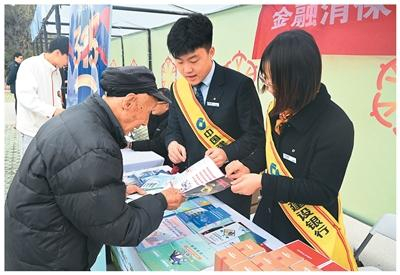 中国建设银行江苏常州武进支行近日在江苏省常州市武进区前黄镇设立金融惠民服务点，向居民介绍理财知识。向 攀摄