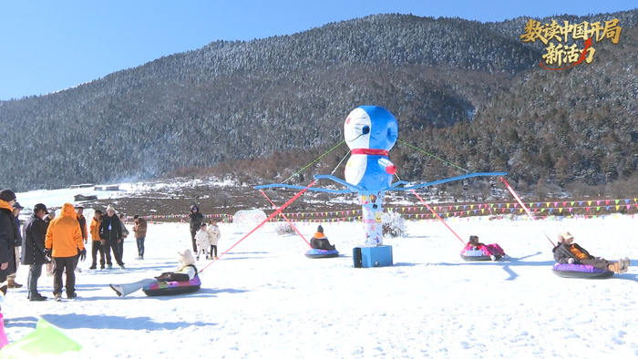 游客们在石卡雪山戏雪乐园乘坐雪圈（央广网发 香格里拉市融媒体中心供图）