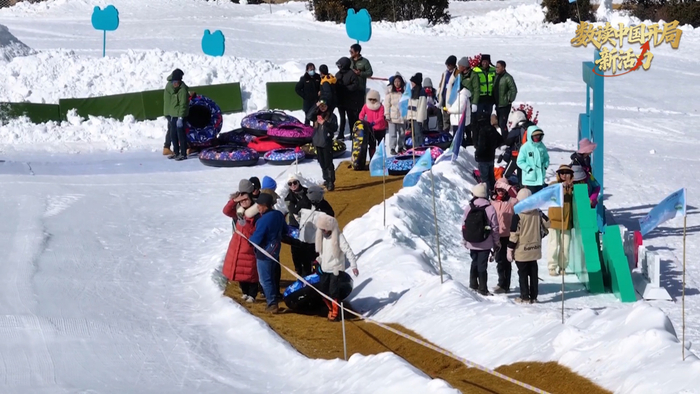 游客们在雪场排队等待乘坐雪圈滑雪（央广网发 香格里拉市融媒体中心供图）